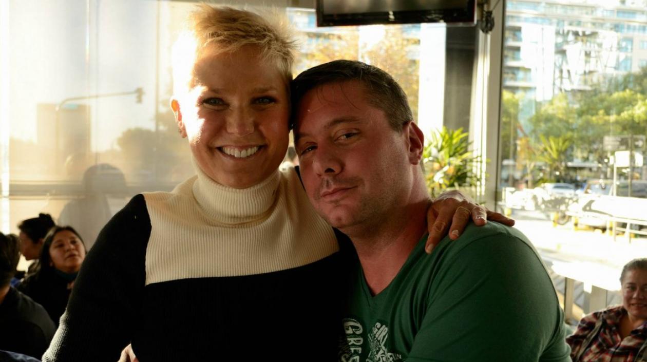 La cantante Xuxa y el fan fallecido Hernán Mondragón.