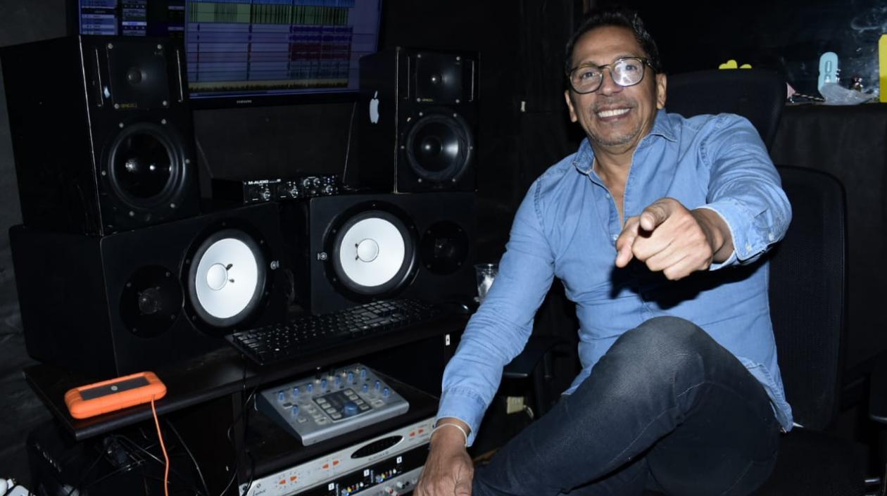El músico barranquillero Alberto Barros en un estudio musical en Barrio Abajo.