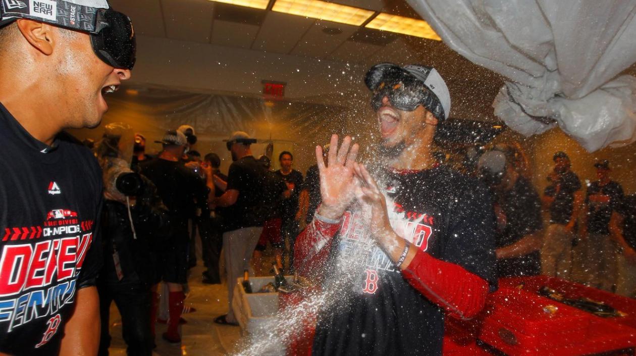 Jugadores de Medias Rojas celebran tras la victoria. 