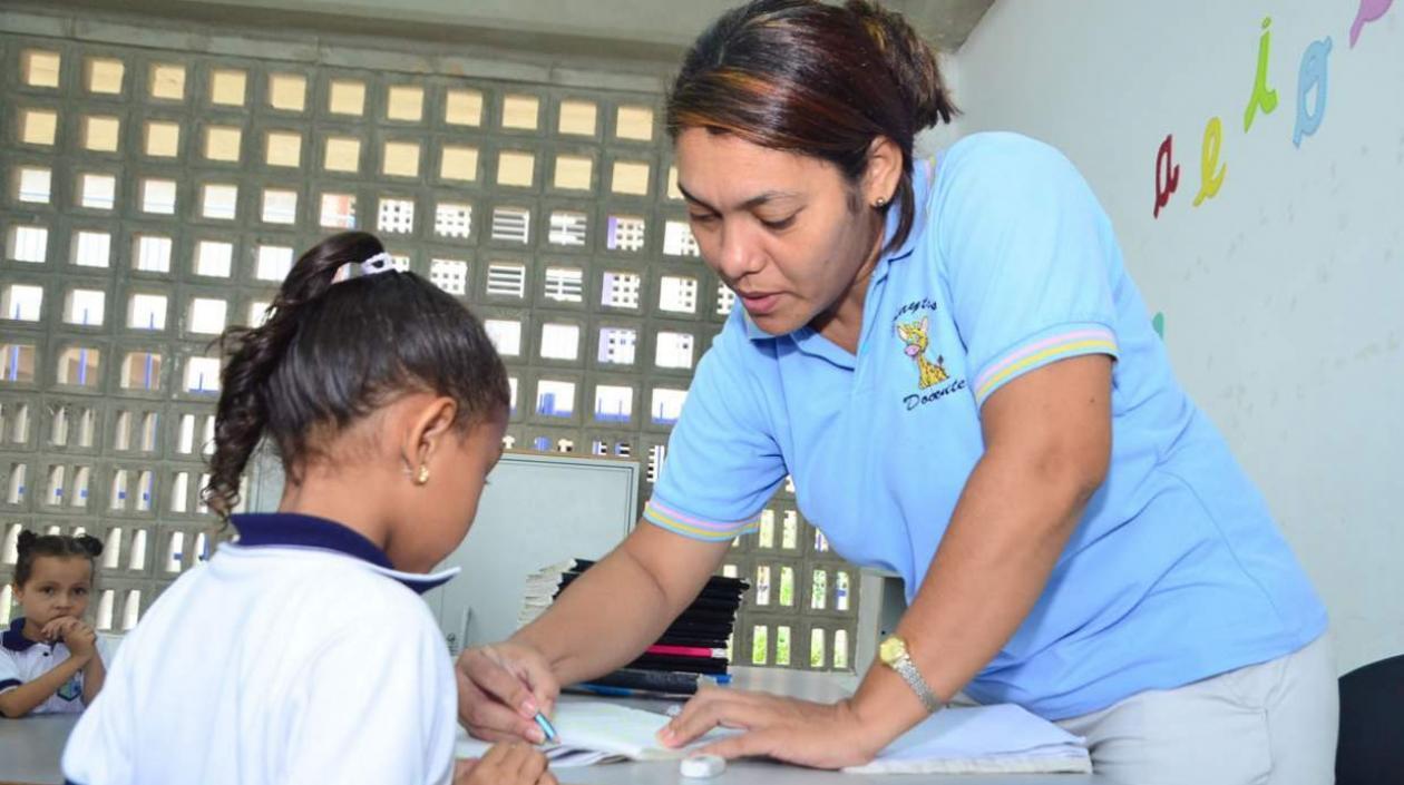 Una docente en la atención a una niña en Soledad.