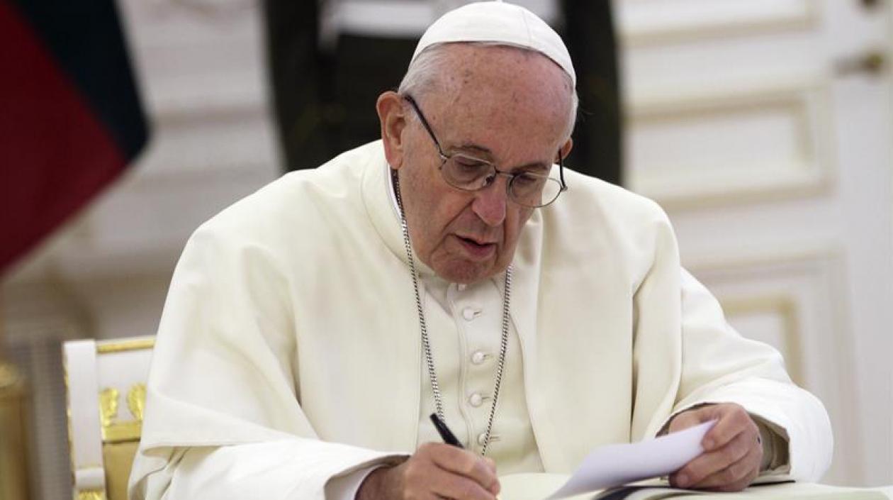 El Vaticano y China firmaron hoy un acuerdo provisional sobre el nombramiento de obispos.