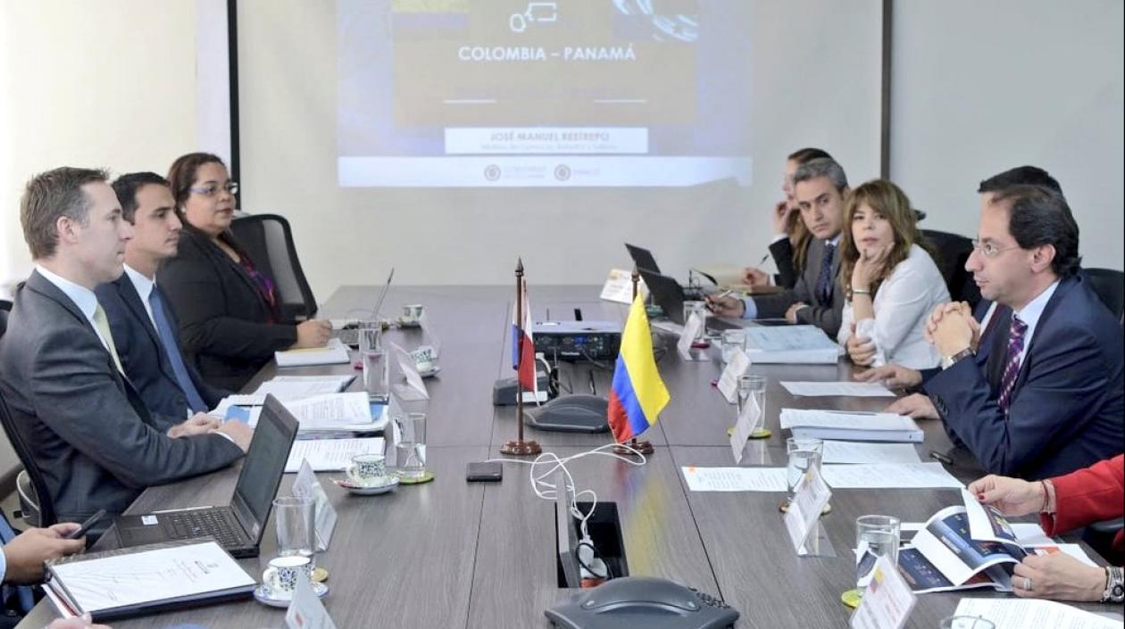 Los ministros de Comercio de Panamá, Augusto Arosemena, y de Colombia, José Manuel Restrepo, durante una reunión.