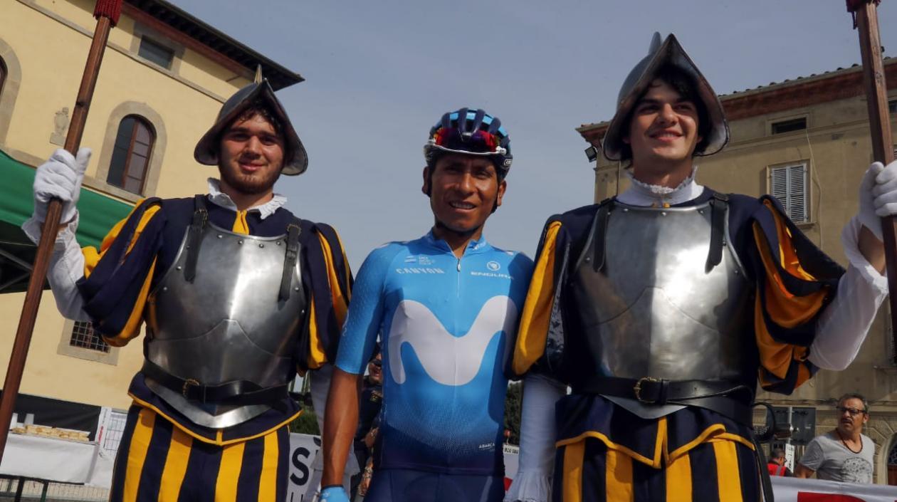 Nairo Quintana acompañado por dos guardias. 