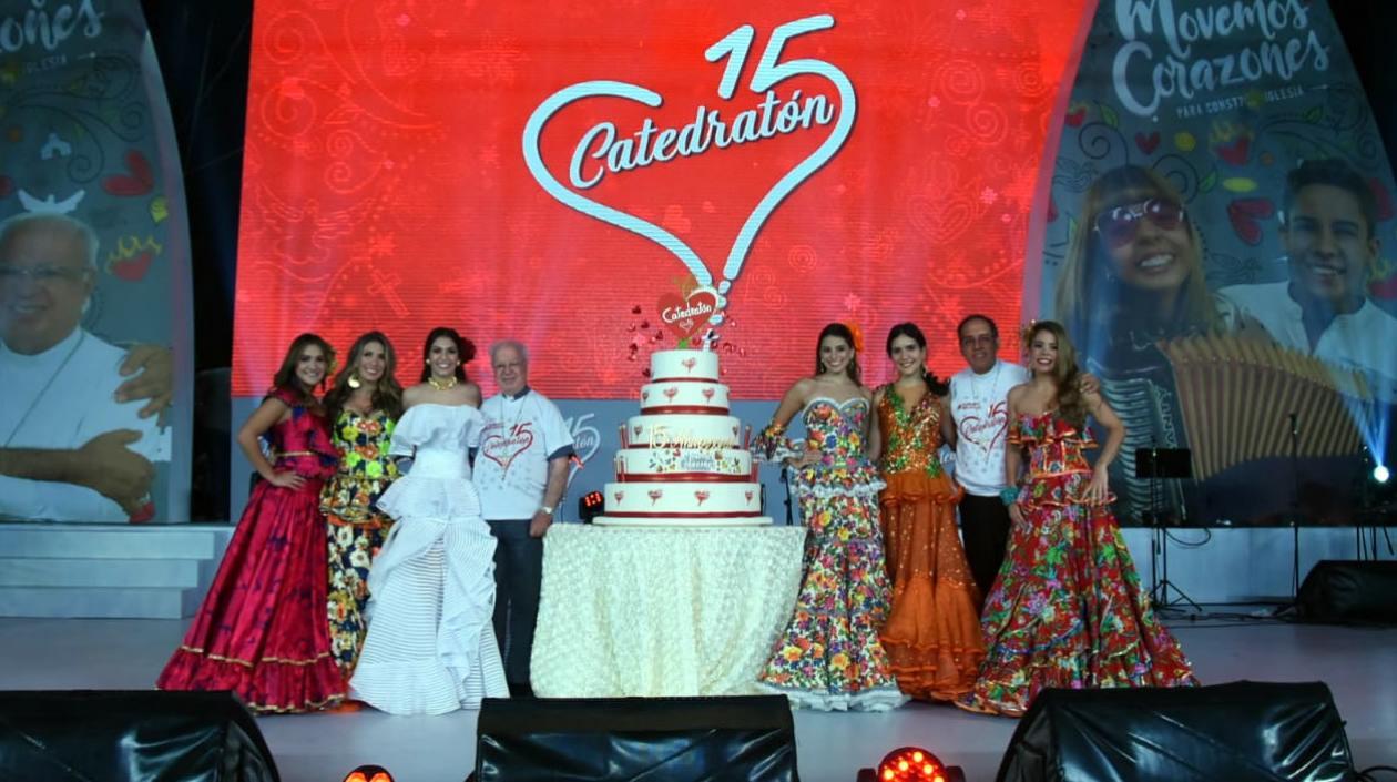 Con un sinnúmero de artistas en escena que llenaron de brillo y color la tarima del salón Jumbo del Country durante la Catedratón