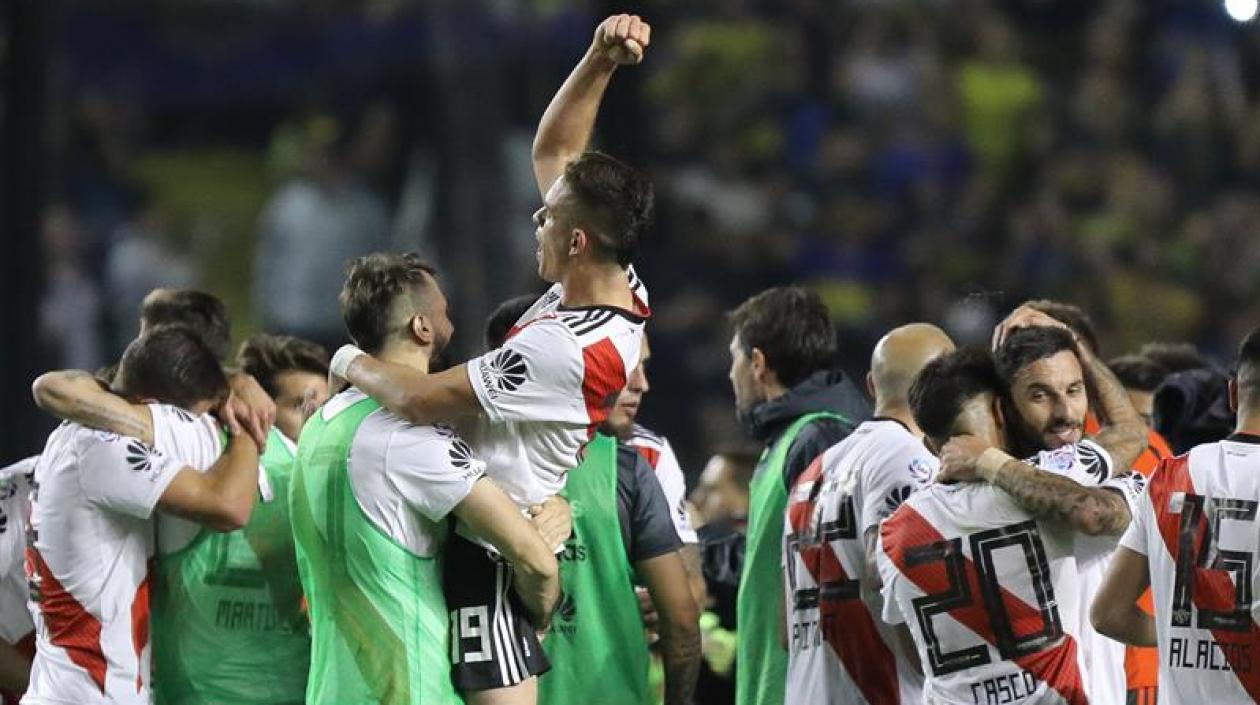 Celebran la victoria durante el clásico de la Superliga del fútbol argentino