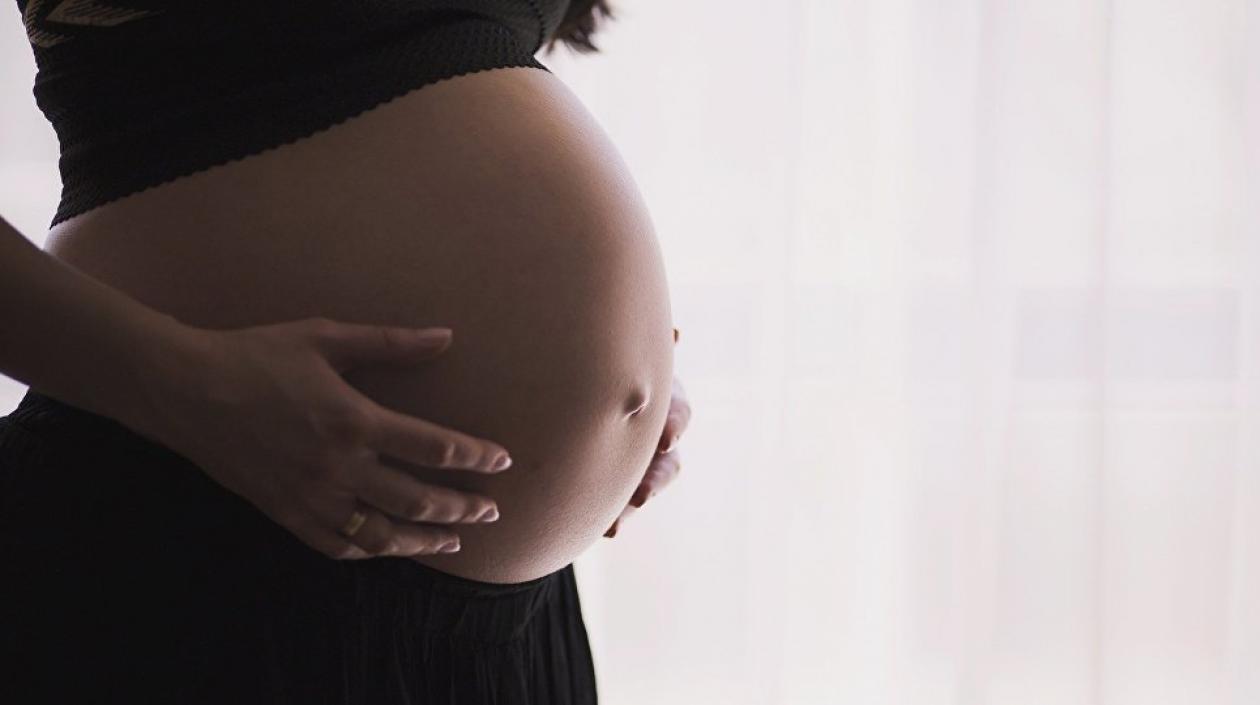 La mujer dice que estaba embarazada y apareció sin la bebé en su vientre.