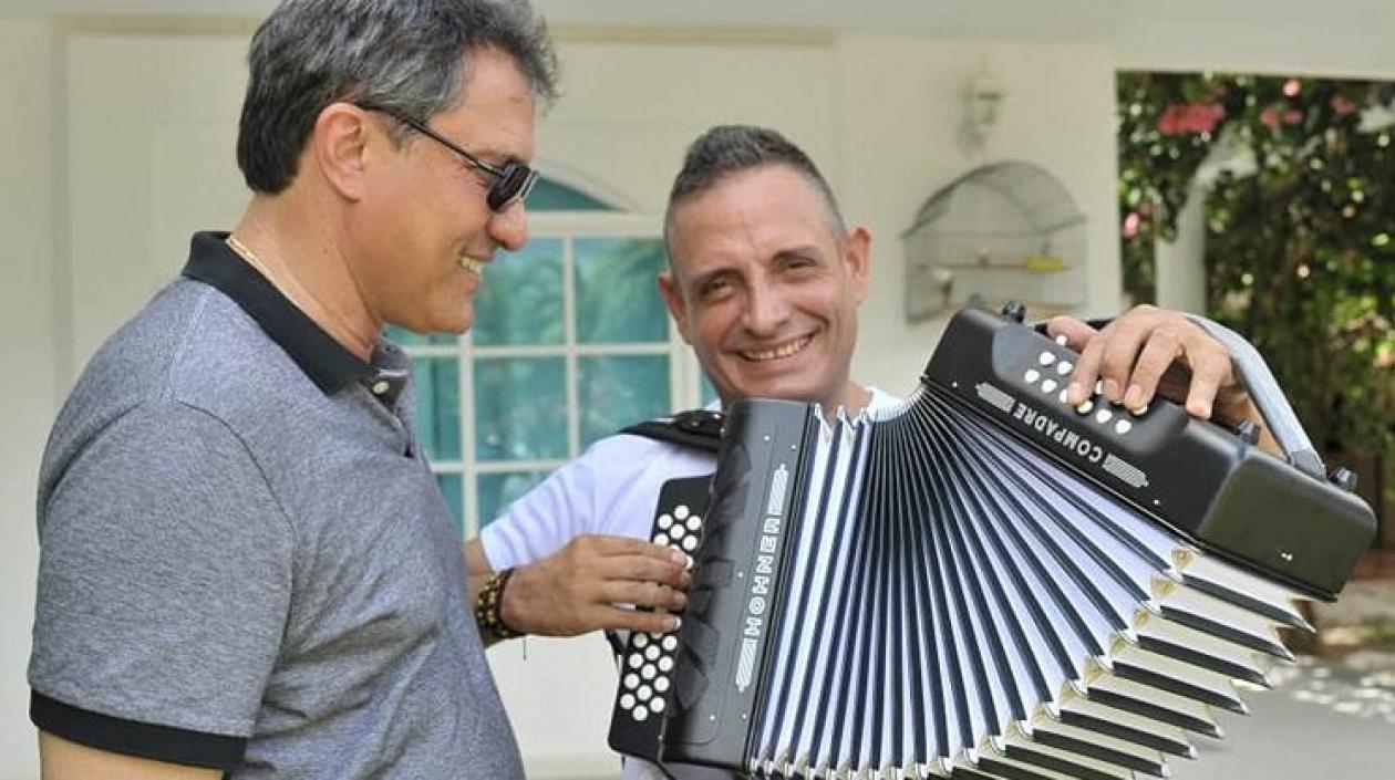 El Rey Vallenato Julián Rojas, tocando el regalo que le llevó el Presidente de la Fundación Festival de la Leyenda Vallenata, Rodolfo Molina Araújo.