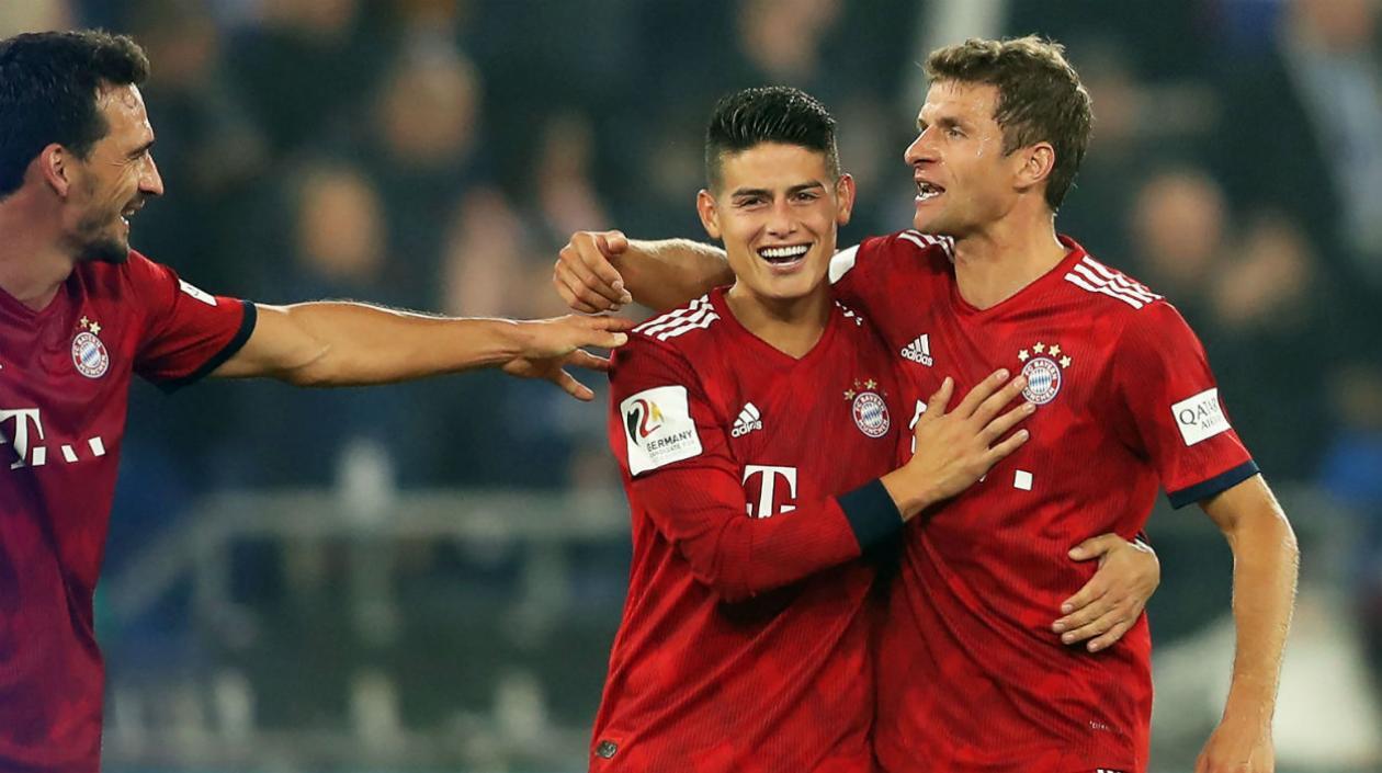 James Rodríguez festeja una anotación con Thomas Müller. 