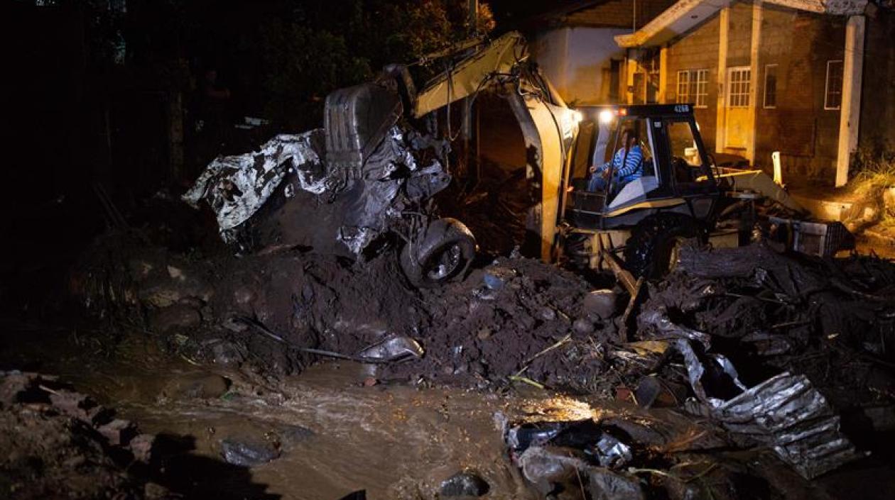 Personal de Protección Civil trabaja en el municipio de Peribán, tras el desbordamiento del río Cutio por las intensas lluvias.