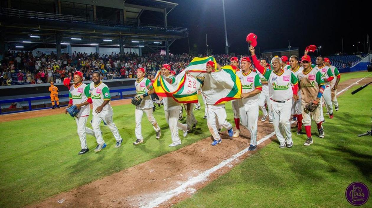 Equipo de los Tigres de Arenal celebran la victoria. 