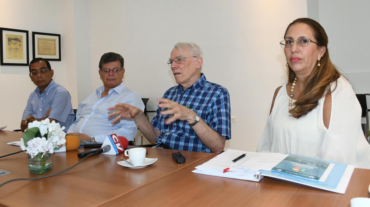 El rector de Unisimón, José Consuegra Bolívar; el director ejecutivo (e), Alfonso López, el economista Albert Berry y la investigadora de Unisimón, Patricia Martínez Barrios. 