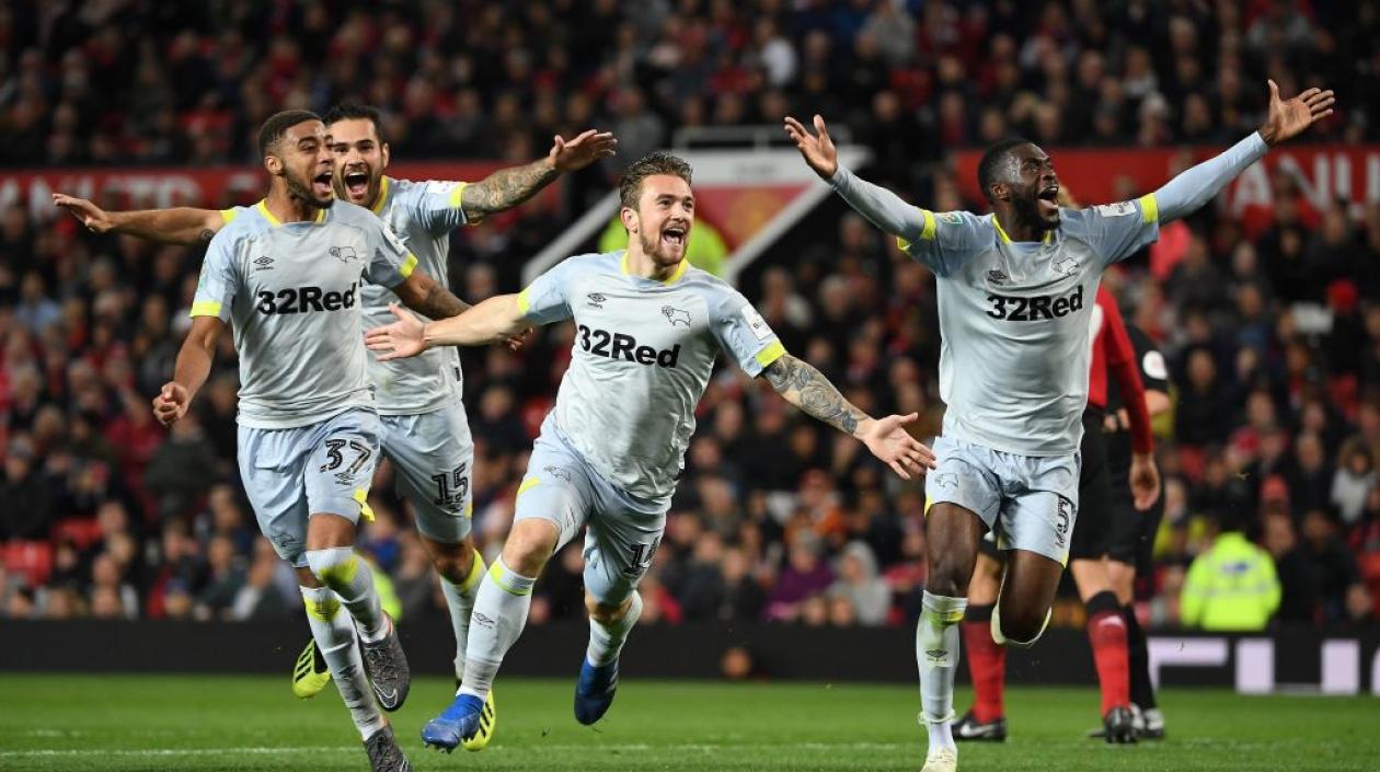 Jugadores del Derby Country celebran tras avanzar de ronda. 