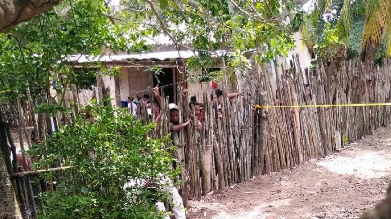 Personal del CTI en el hallazgo en el feto.