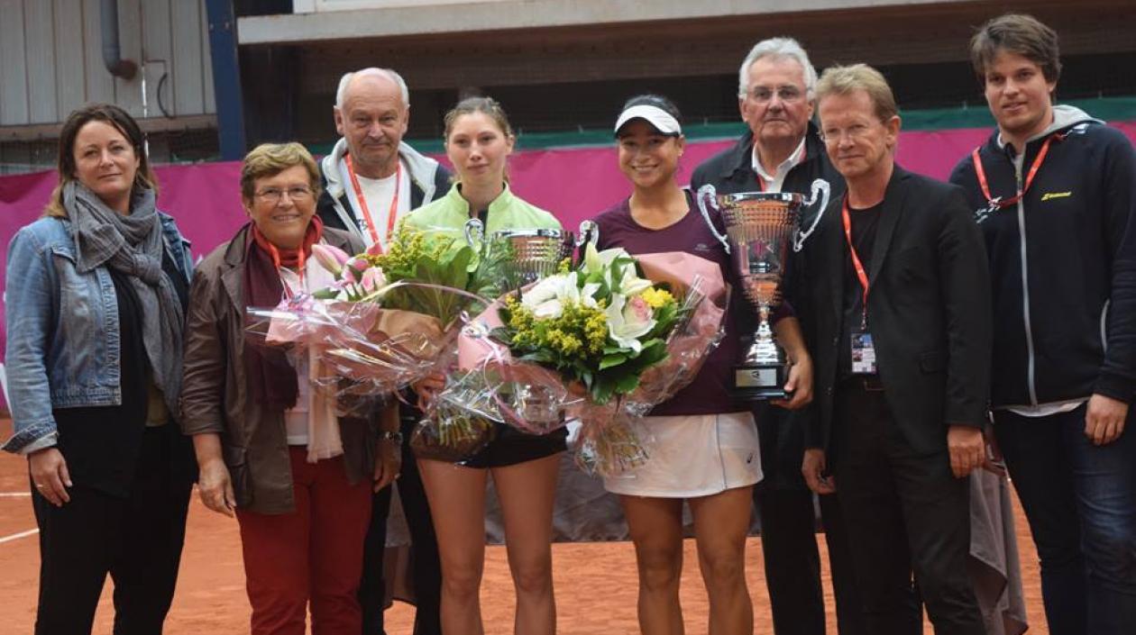 María Fernanda Herazo con el trofeo de campeona. 