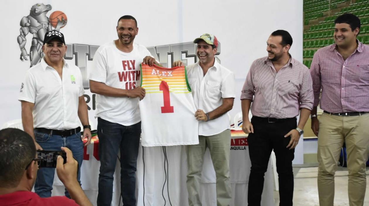 El secretario de Deportes, José Álvarez; el entrenador de los Titanes, Tomás Díaz; el Alcalde Alejandro Char y el empresario Óscar Buelvas.