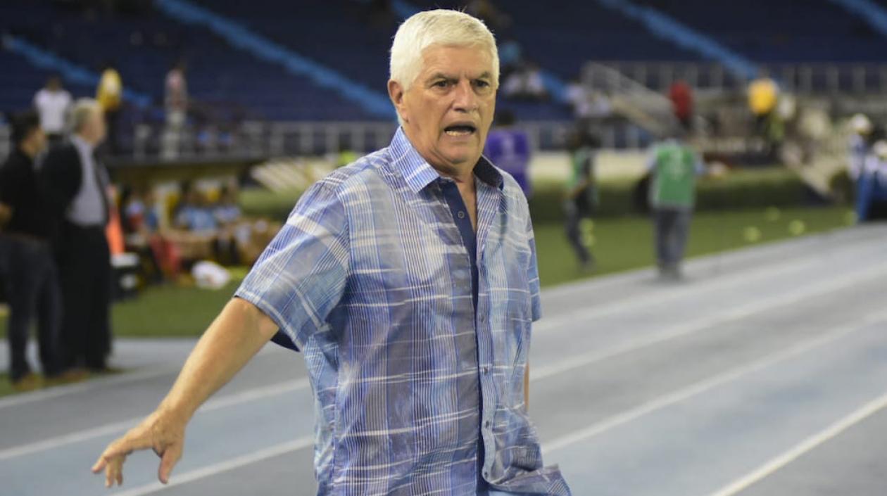 Julio Comesaña, dirigiendo en la cancha.