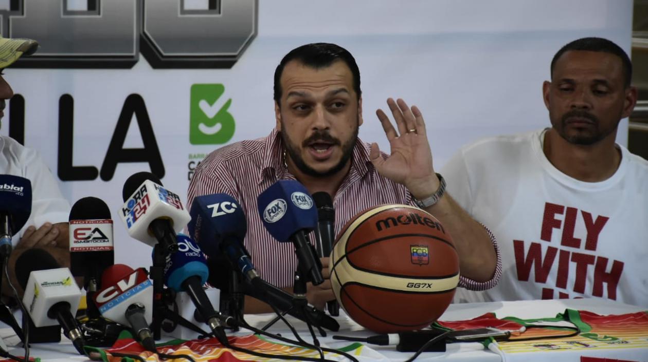 Óscar Buelvas, directivo de Titanes,  y Tomás Díaz, entrenador del equipo. 