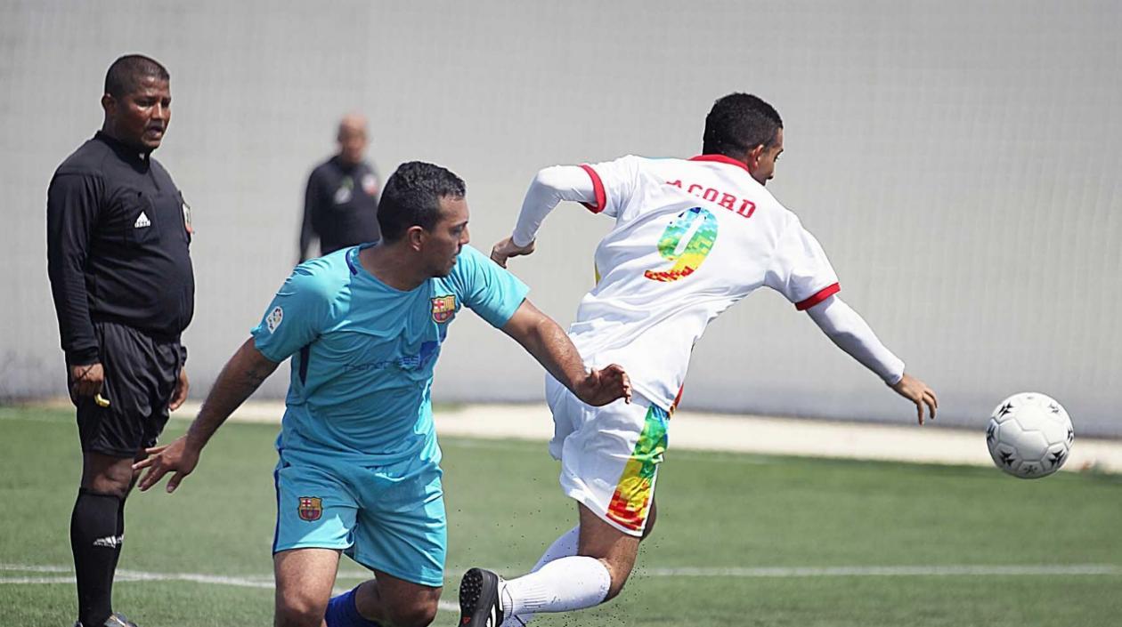 Acción del partido entre Édgar Alexander Mora de Prensa Niupi y Sebastián Martínez de ACORD Atlántico. 