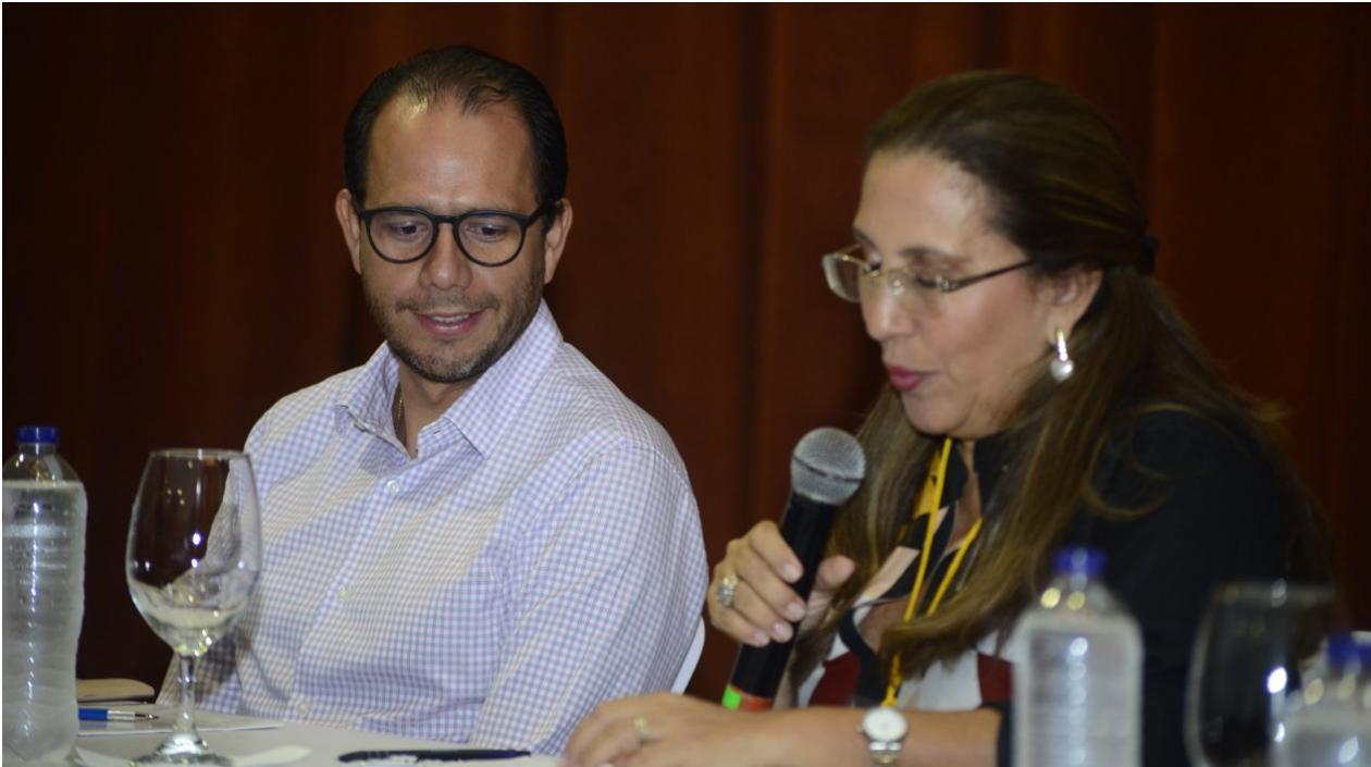 El viceministro de Educación Superior, Luis Fernando Pérez; Laura Tobón, del DNP y la investigadora de Unisimón, Patricia Martínez.
