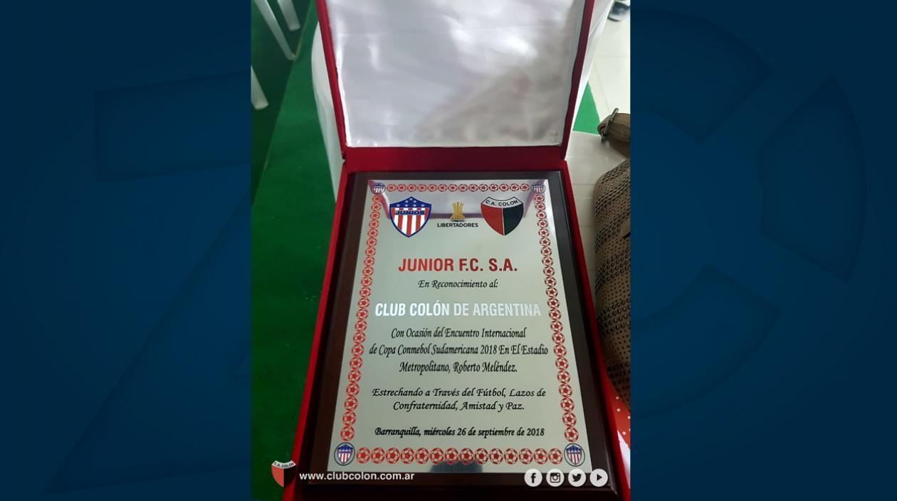 Placa entregada a Colón. 