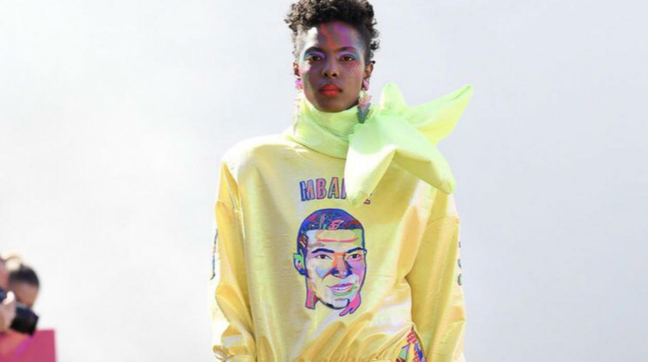 Blusa con el rostro del delantero francés Kylian Mbappé.