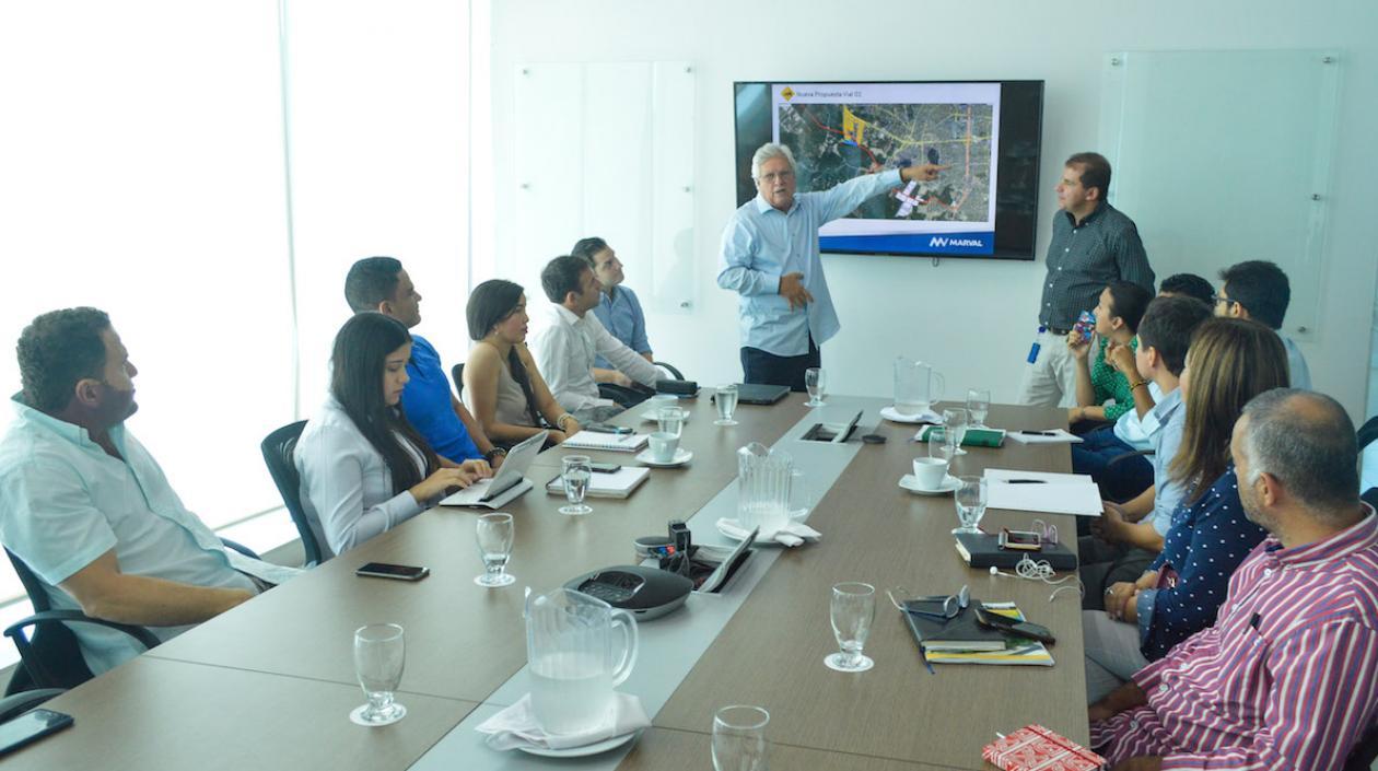 El Alcalde Joao Herrera explicando los avances en el municipio.
