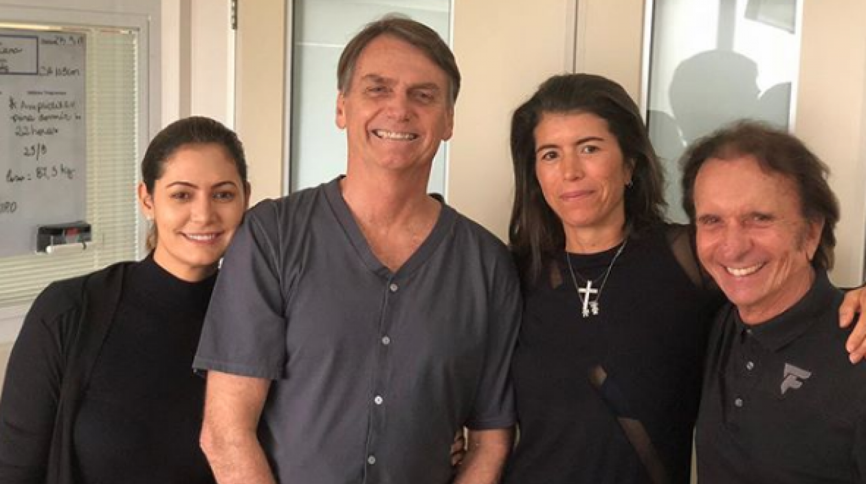 Jair Bolsonaro en la clínica al lado de su familia. 