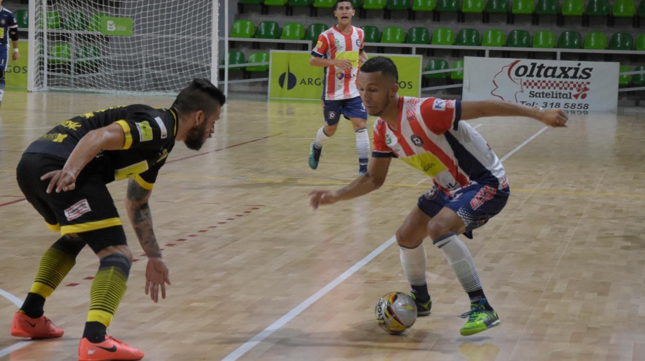 Brayan Güette encara la marca de uno de los jugadores de Leones. 