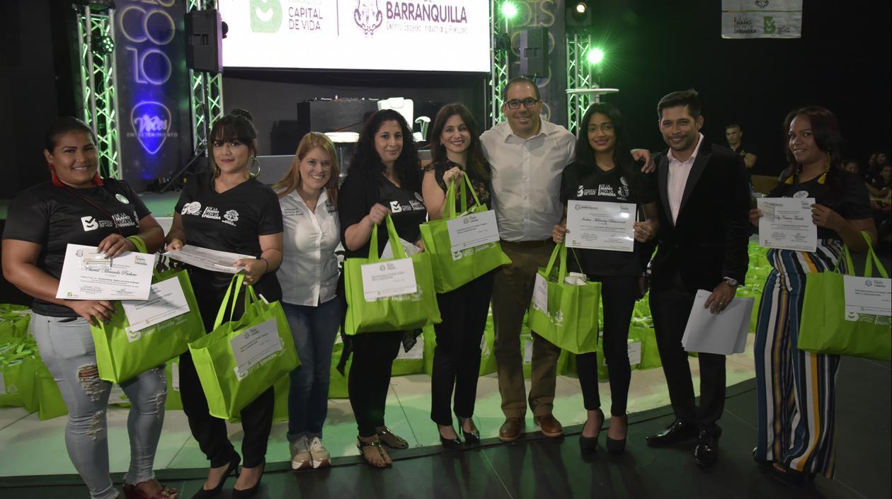 Participantes del curso de peluquería en el Distrito.