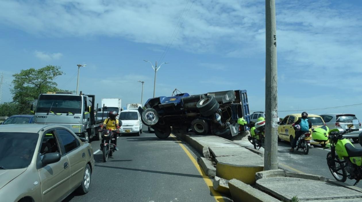 Así quedó el camión tras el accidente.