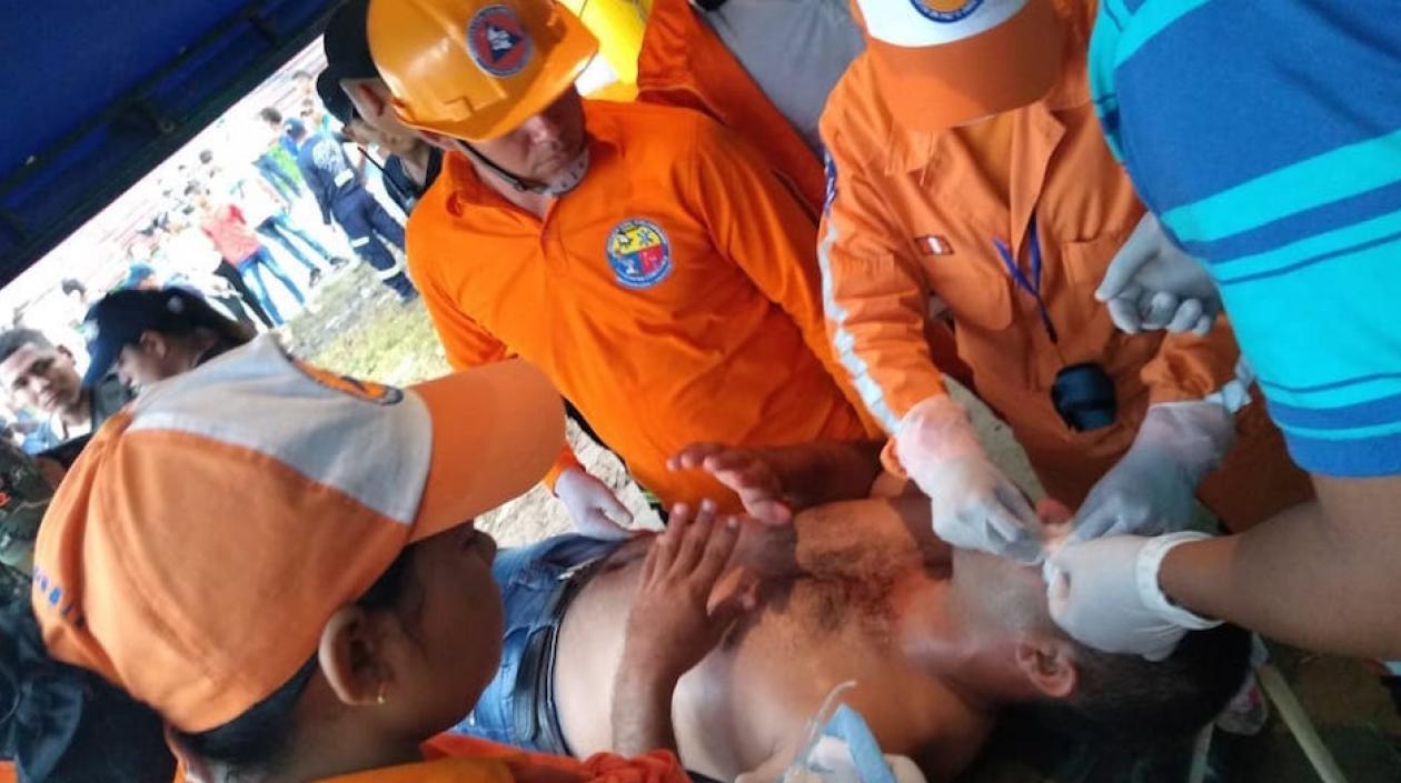 Personal de la Defensa Civil atendiendo a uno de los heridos.