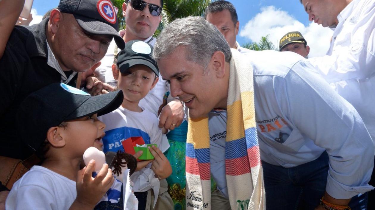 El Presidente Iván Duque saludando a los niños en Villavicencio.
