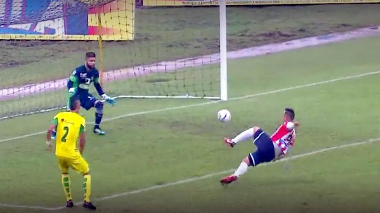 Léiner Escalante remata para vencer al arquero Arlen Cadavid.