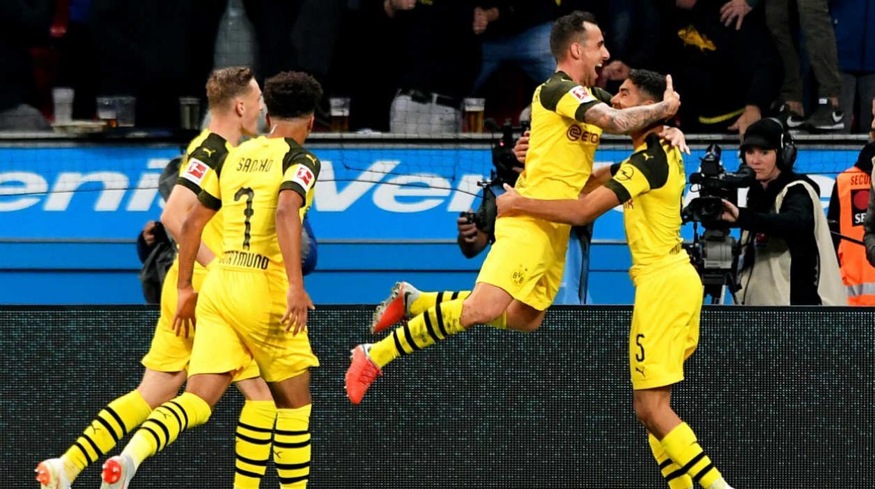 Paco Alcácer celebra uno de sus goles. 