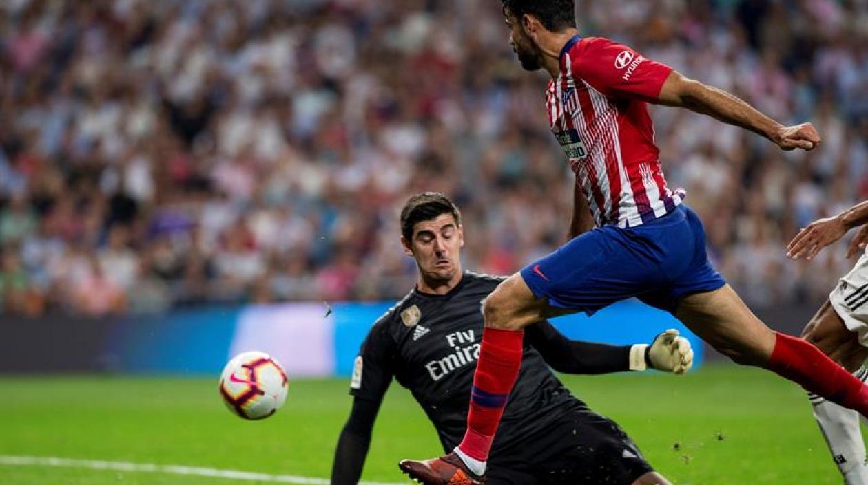 Thibaut Courtois evitando el gol de Diego Costa.