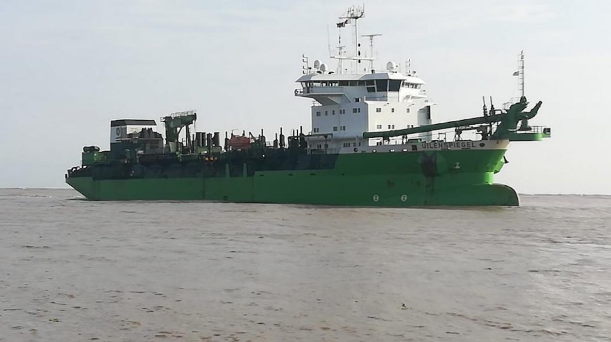 La draga Uilenspiegel trabajando en el canal de acceso.