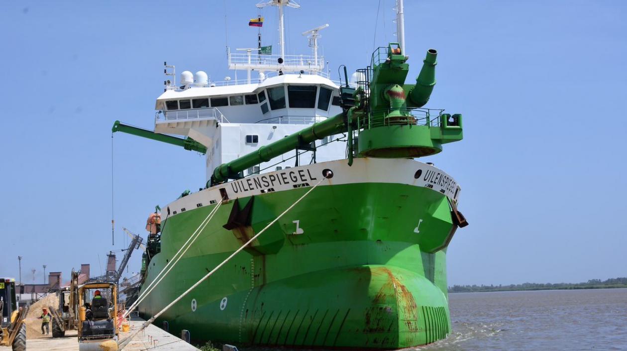 La draga contratada para el mantenimiento en el canal de acceso.