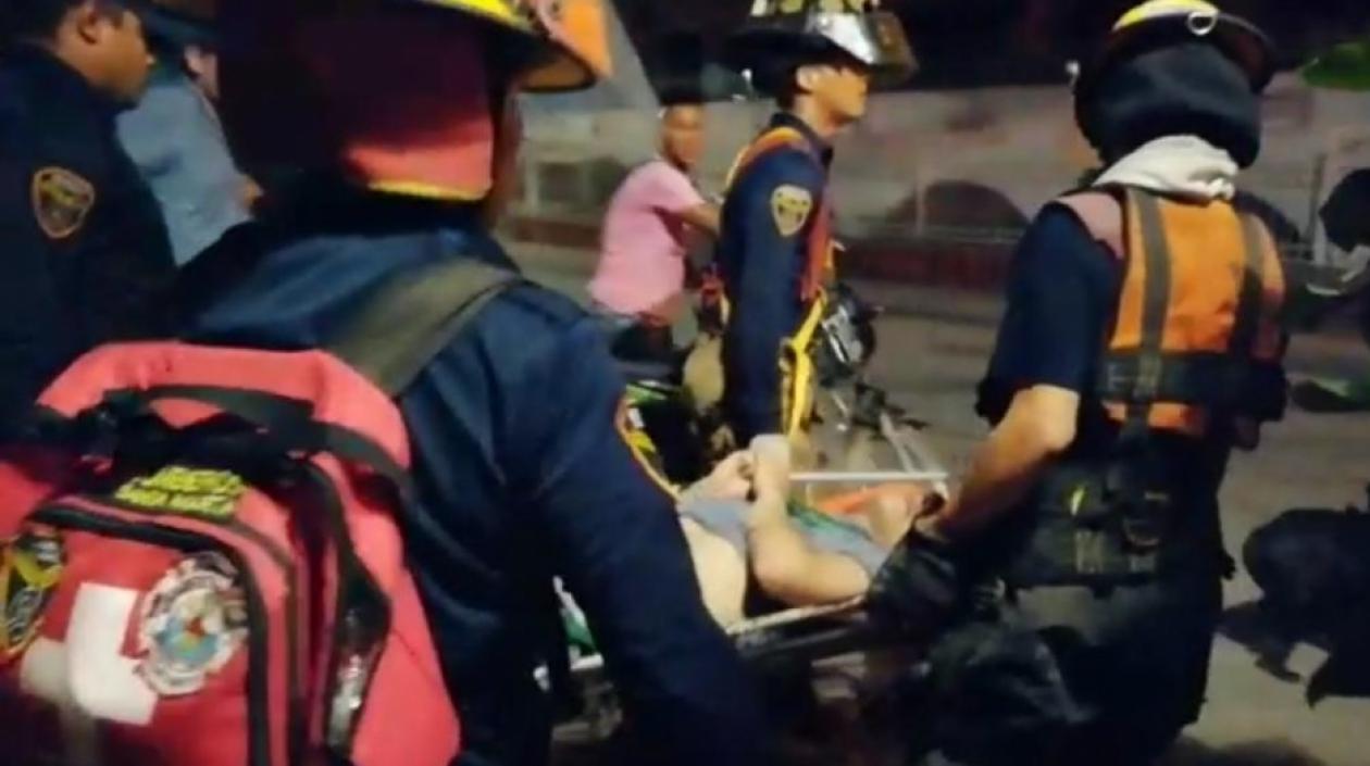 Momentos en que el joven era conducido a un centro asistencial.