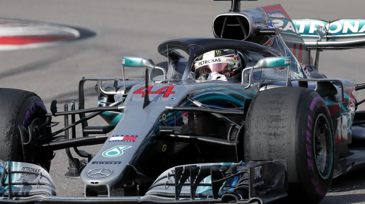 Lewis Hamilton a brodo de su bólido. 