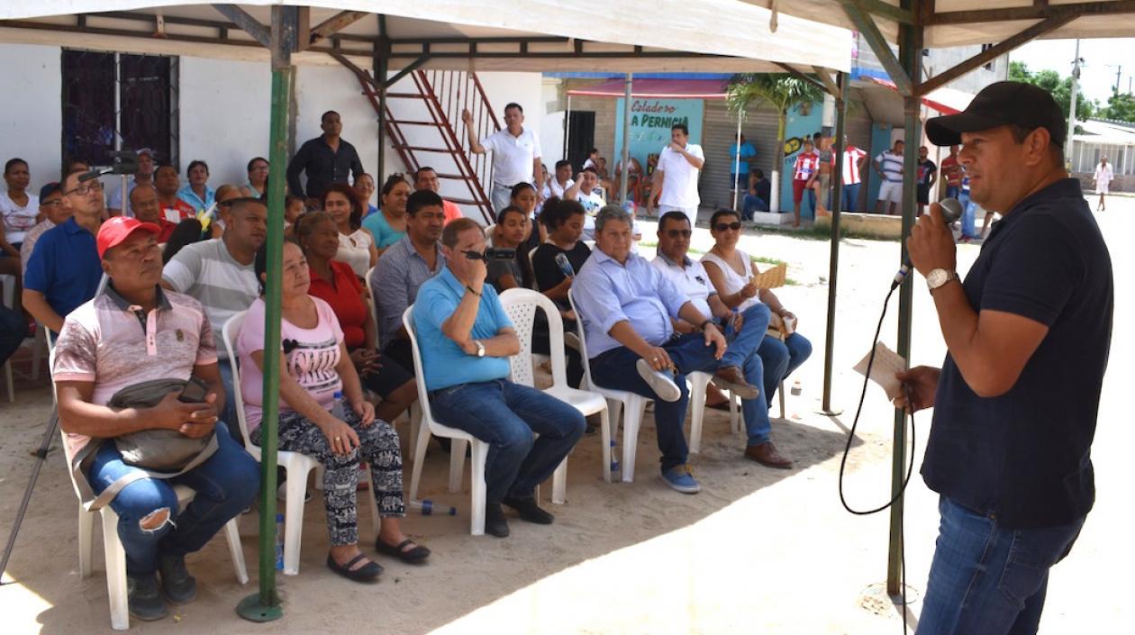 El Alcalde Efraín Bello socializando las obras viales.