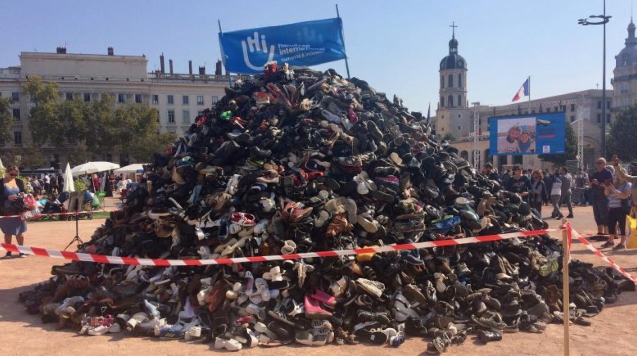 Así se veía la pirámide de zapatos en protesta por los bombardeos.