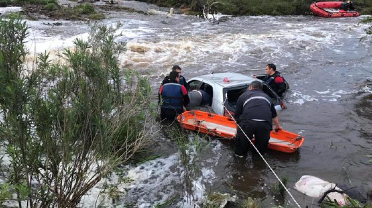 El hecho ocurrió en el arroyo La Calera, cuando las víctimas fueron arrastradas mientras pescaban.