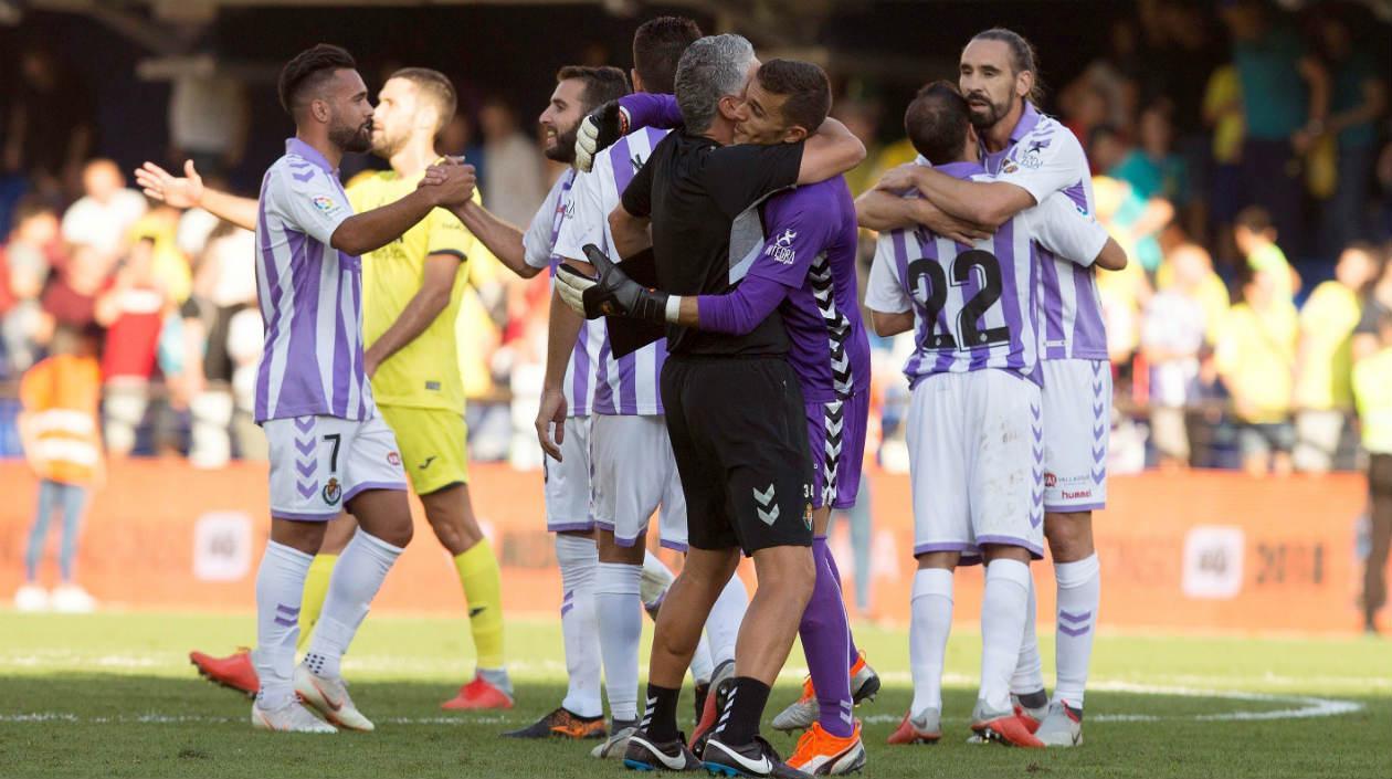 Los jugadores del Valladolid celebran su victoria ante el Villarreal al finalizar el partido.