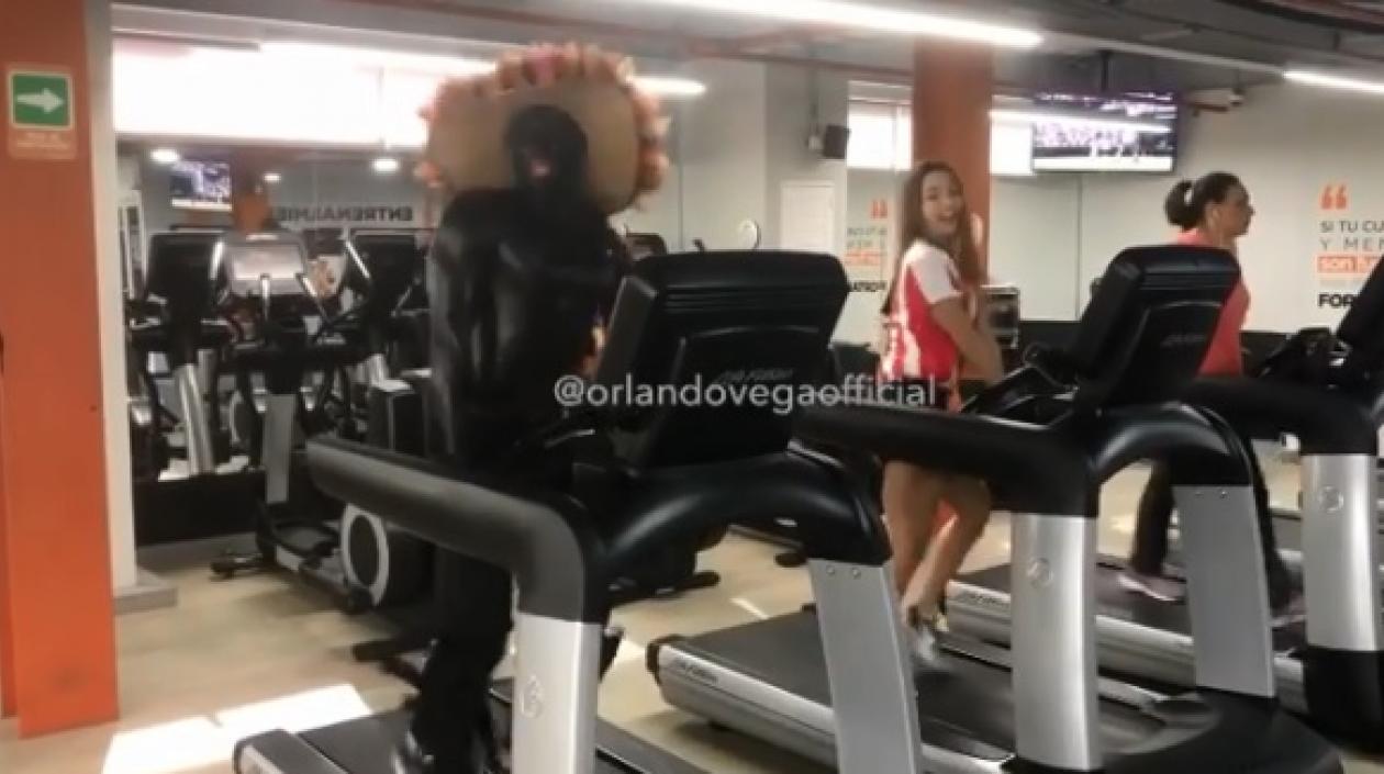 Orlando Vega y la Reina del Carnaval.