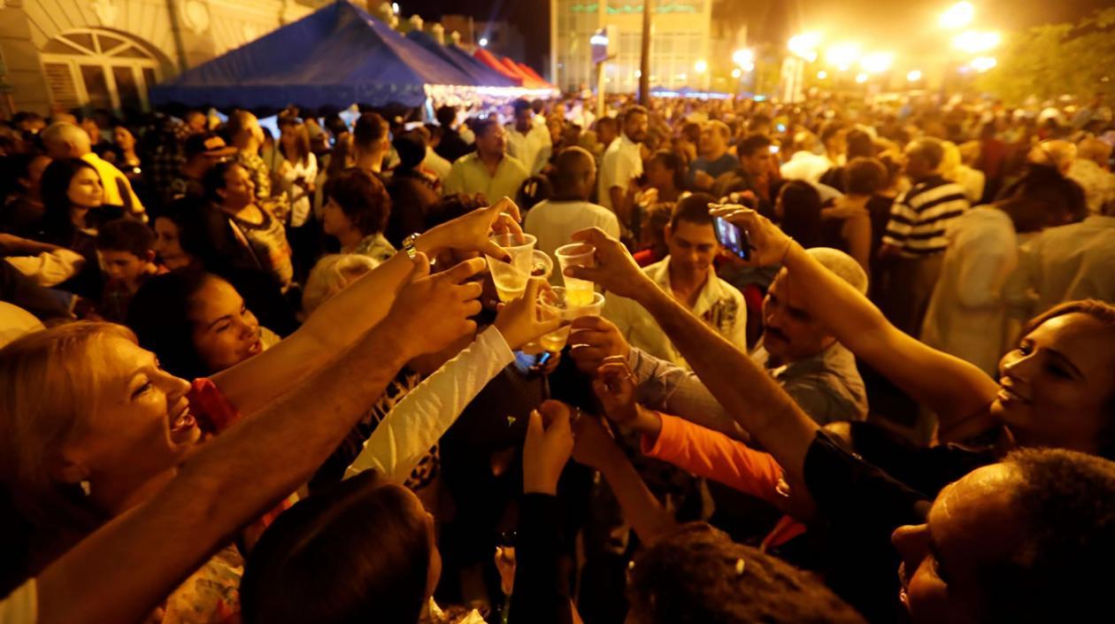 Residentes festejan con música una gran feria y lanzamiento de fuegos artificiales