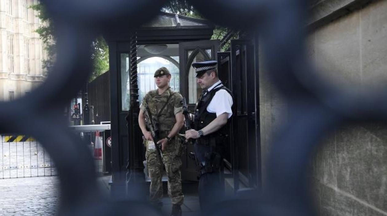 Extreman vigilancia en el metro de Manchester.