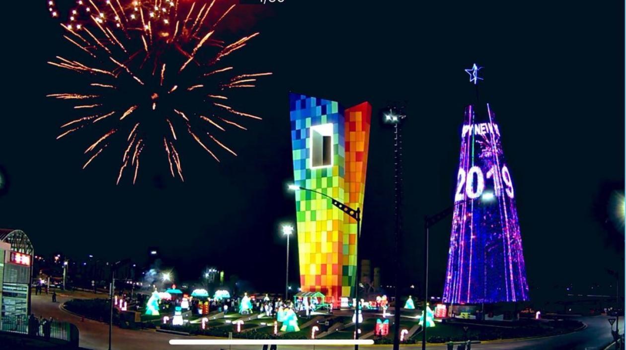 El árbol de Navidad al lado de La Ventana al Mundo.