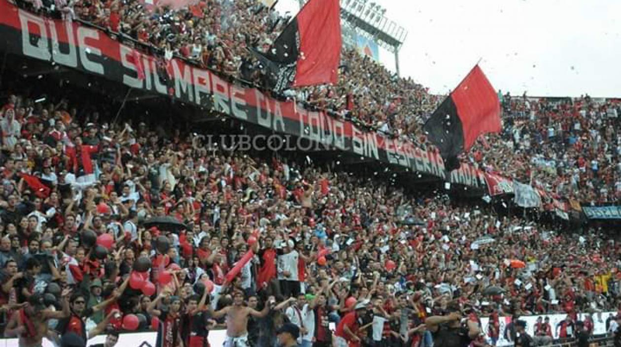 La entusiasta afición del Atlético Colón de Argentina.