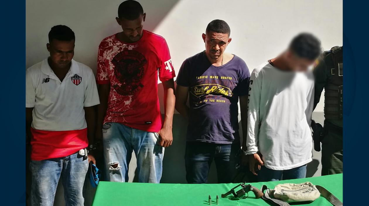 Los cuatro capturados por la Policía en Las Nieves, con un revólver.