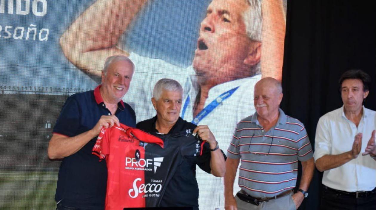 Julio Comesaña al ser presentado, con los directivos de Colón. 